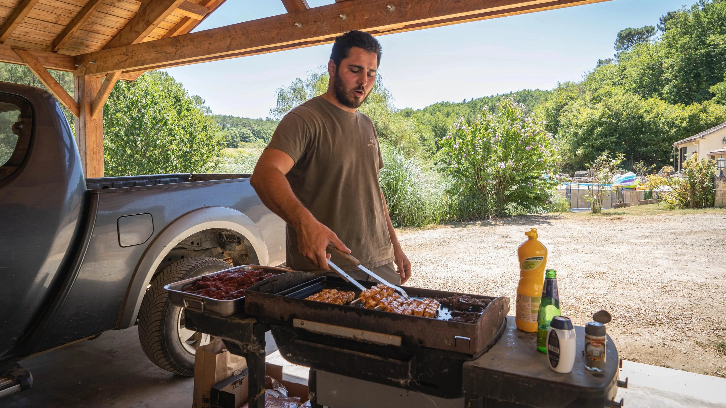 Cocina carne a la brasa en la parrilla