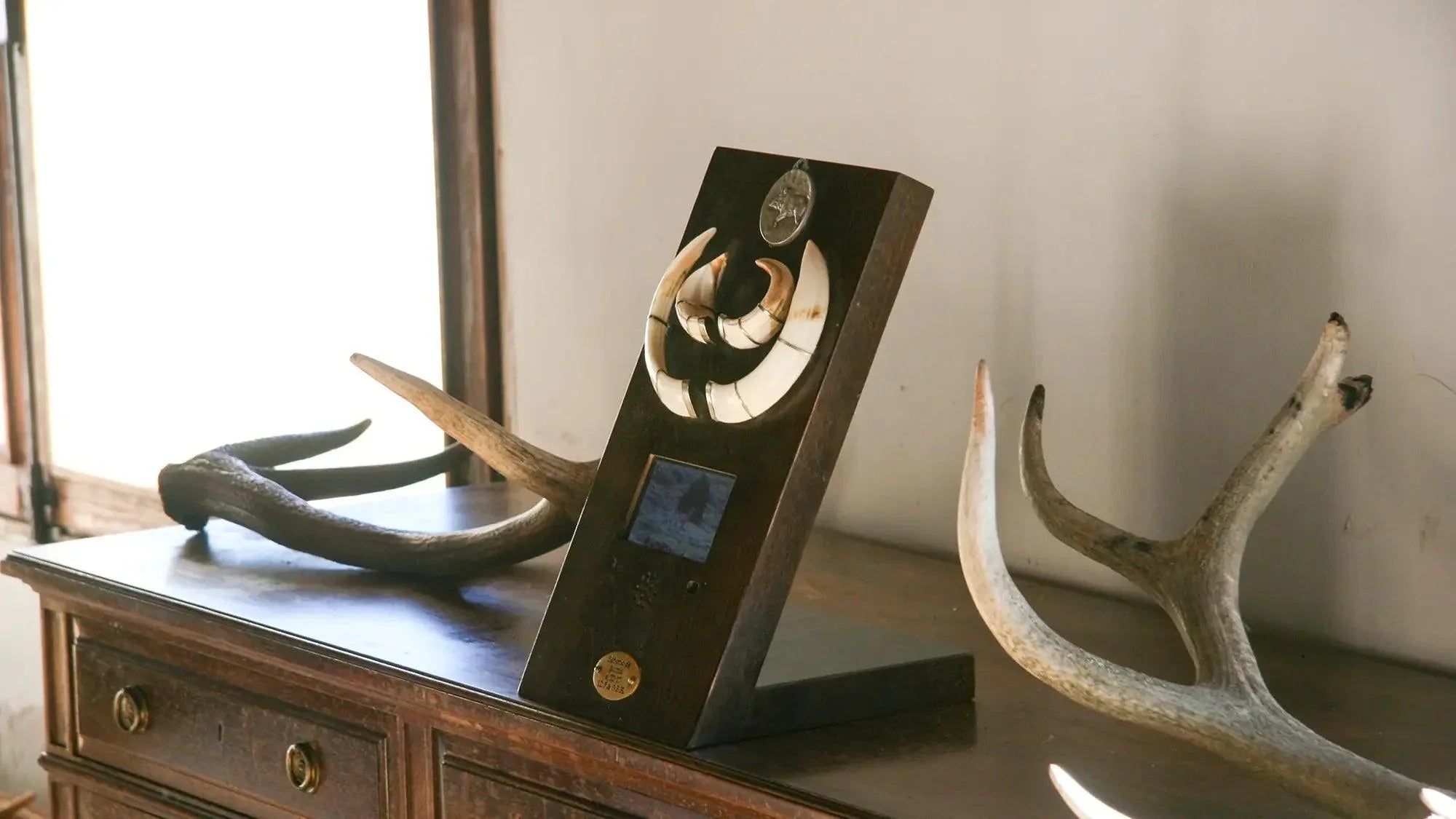 Peana de madera digital con cuernos de jabalí